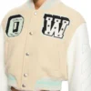 Chaqueta universitaria corta con grafitis