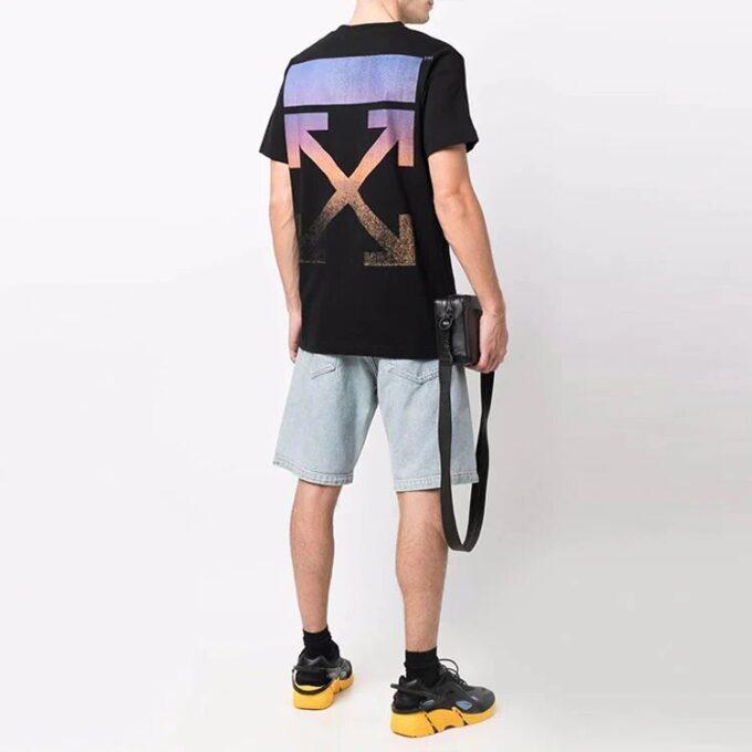 FW21 Camiseta de manga corta con diseño de flecha multicolor degradado, versión estándar, negro