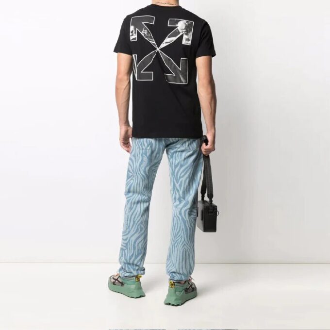 FW21 Con letras impresas, cuello redondo y pantalones cortos, versión en negro