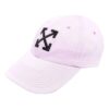 Gorra morada con estampado de flechas