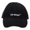 Gorra negra con logotipo impreso en letras