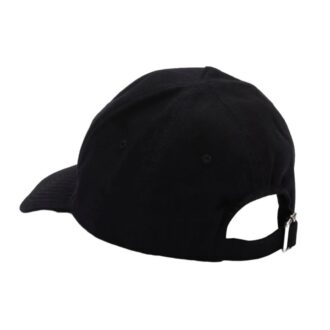 Gorra negra con logotipo impreso en letras