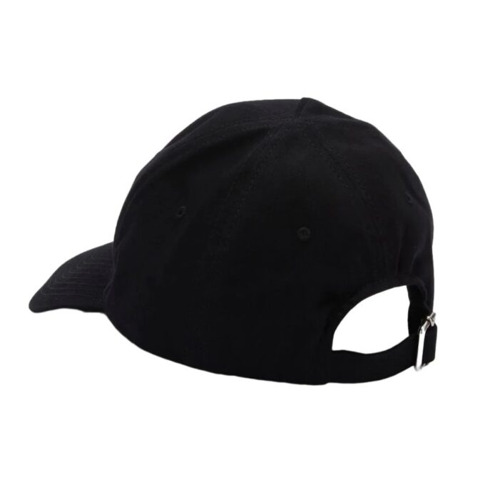 Gorra negra con logotipo impreso en letras
