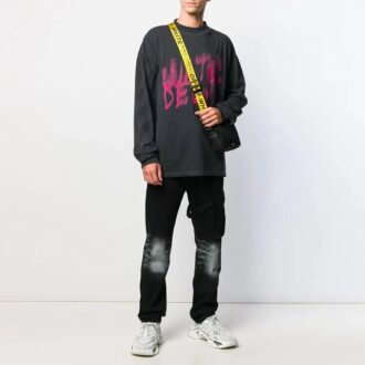 Jersey de cuello redondo con estampado de letras de graffiti, manga larga, versión en negro y gris