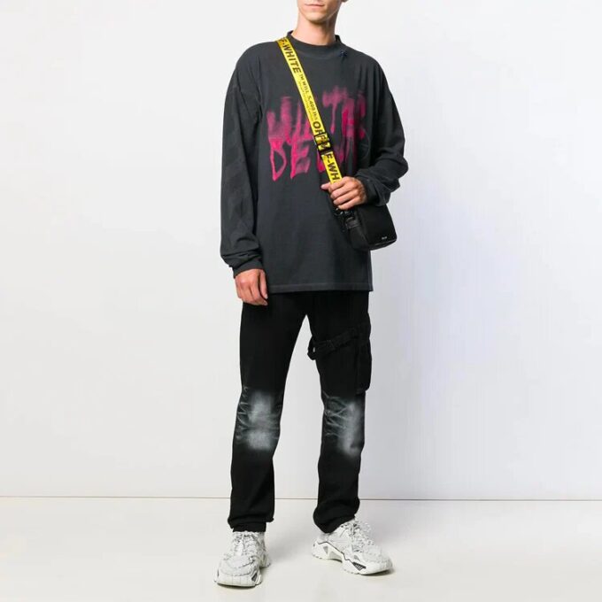 Jersey de cuello redondo con estampado de letras de graffiti, manga larga, versión en negro y gris