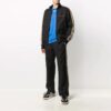 Jersey de cuello redondo y pantalones cortos con estampado de letras y bloques de color, azul y gris