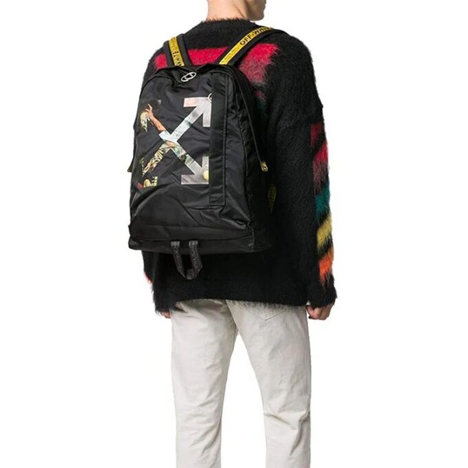 Mochila con estampado de flechas de graffiti, negra