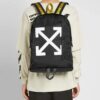 Mochila con estampado de flechas diagonales, color negro