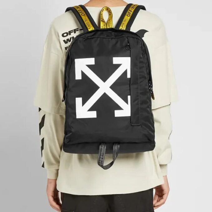 Mochila con estampado de flechas diagonales, color negro