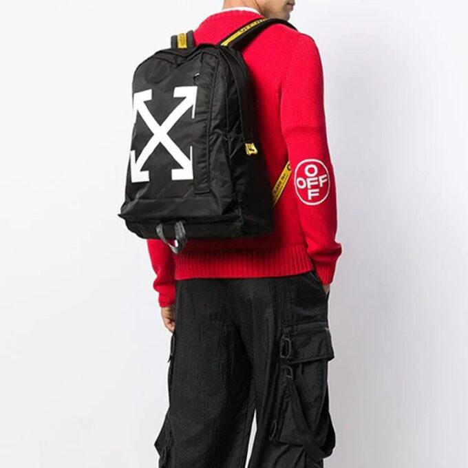 Mochila con estampado de flechas diagonales, color negro