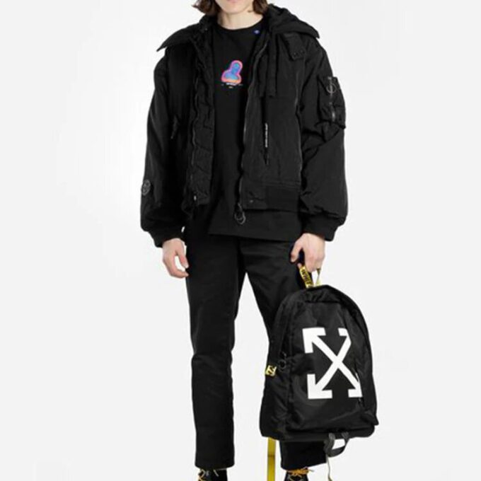 Mochila con estampado de flechas diagonales, color negro