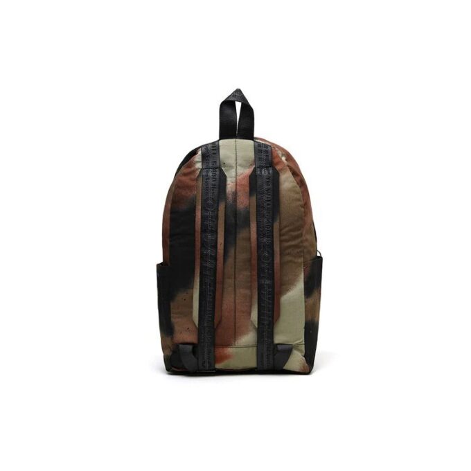 Mochila con estampado de logotipo, camuflaje y diseño tie-dye degradado