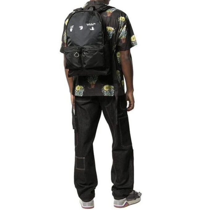 Mochila escolar con múltiples bolsillos y estampado