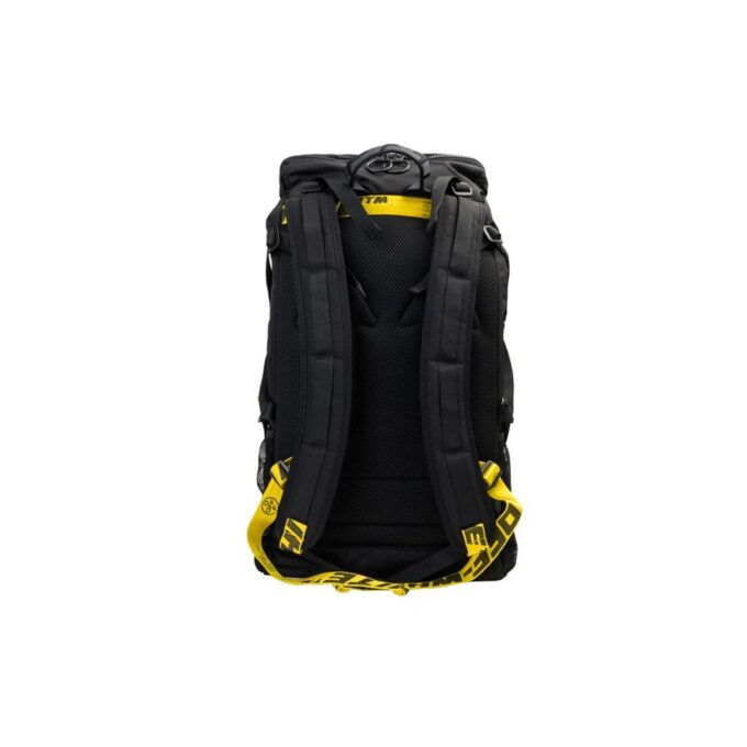 Mochila negra con logotipo de moda