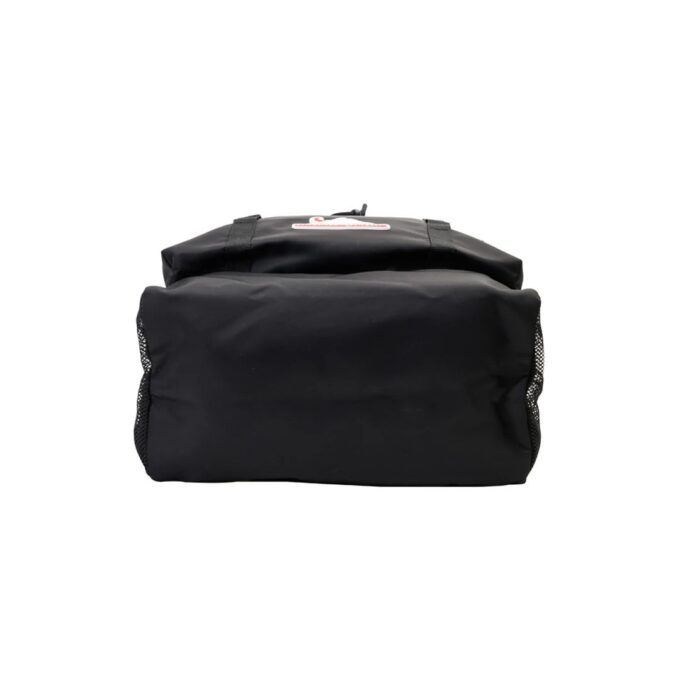 Mochila negra con logotipo de moda