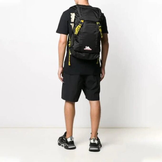 Mochila negra con logotipo de moda