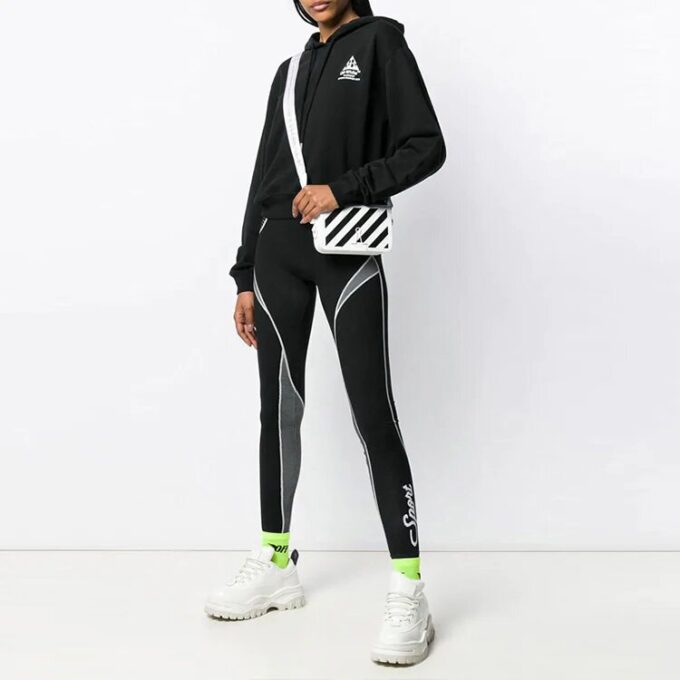 Off-White con estampado de flechas diagonales, negro
