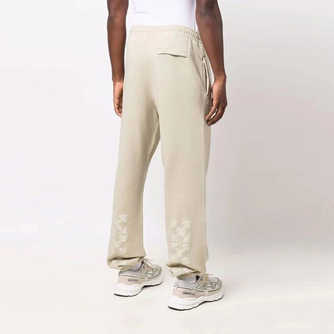 Off-White Hombre Otoño-Invierno 2021 Pantalones deportivos Arrow de color liso, corte holgado, color caqui