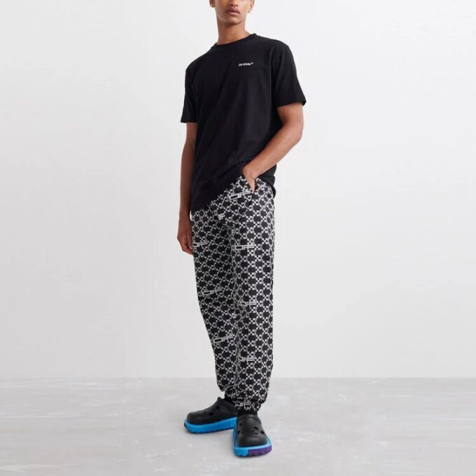 Off-White Hombre SS22 Pantalones deportivos/pantalones/joggers con estampado completo de flechas y letras, negros
