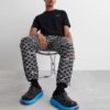 Off-White Hombre SS22 Pantalones deportivos/pantalones/joggers con estampado completo de flechas y letras, negros