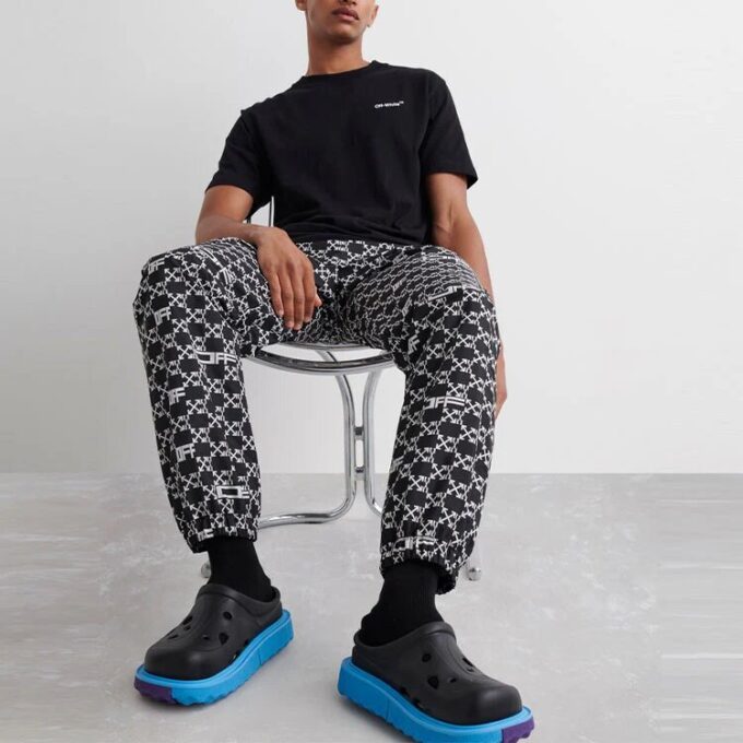 Off-White Hombre SS22 Pantalones deportivos/pantalones/joggers con estampado completo de flechas y letras, negros
