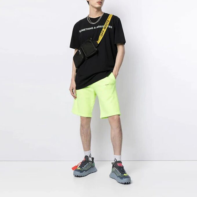 Off-White x Something & Associates Camiseta unisex de manga corta con estampado de letras, versión estándar, en negro