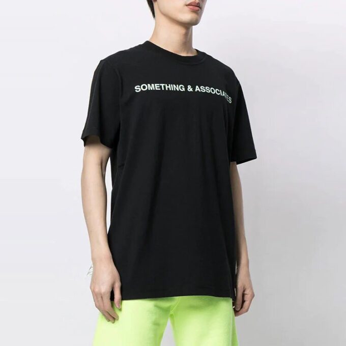 Off-White x Something & Associates Camiseta unisex de manga corta con estampado de letras, versión estándar, en negro