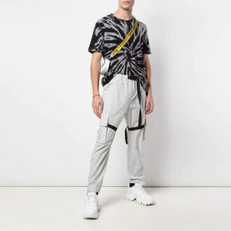 Pantalones cargo con estampado de logotipo. Pantalones casuales funcionales. Gris claro