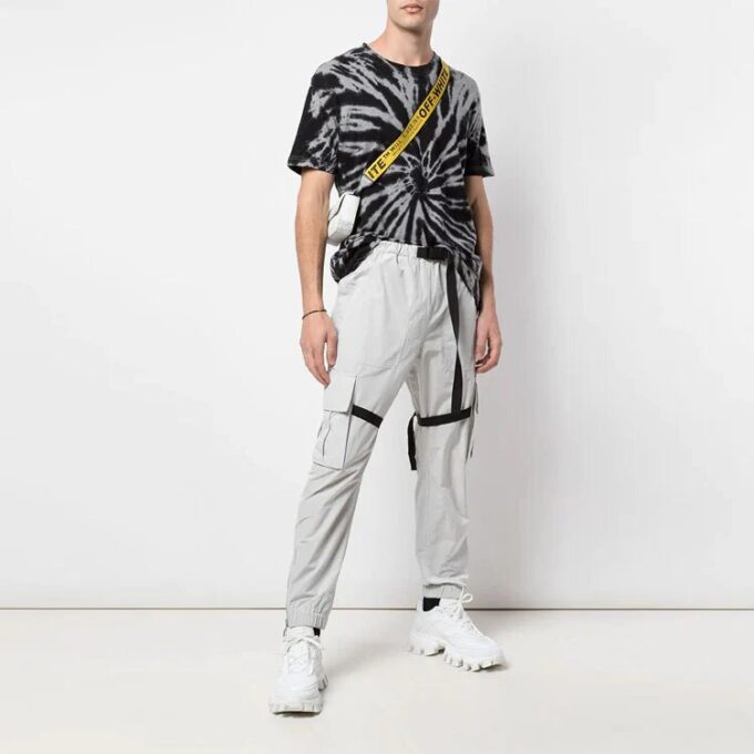 Pantalones cargo con estampado de logotipo. Pantalones casuales funcionales. Gris claro