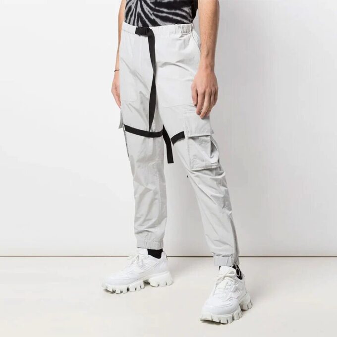 Pantalones cargo con estampado de logotipo. Pantalones casuales funcionales. Gris claro