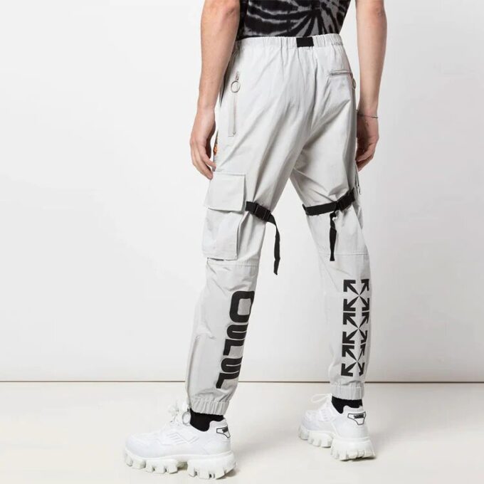 Pantalones cargo con estampado de logotipo. Pantalones casuales funcionales. Gris claro