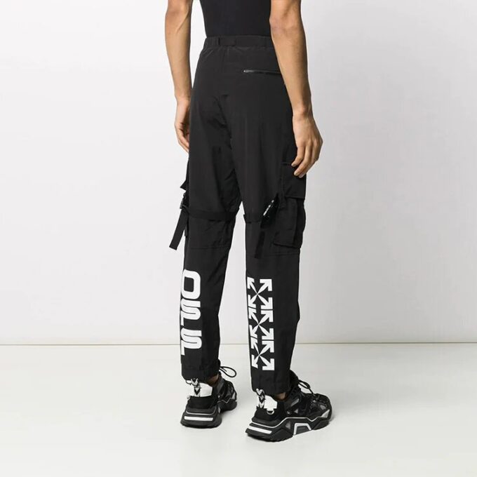 Pantalones cargo con estampado de logotipo. Pantalones casuales funcionales. Negro