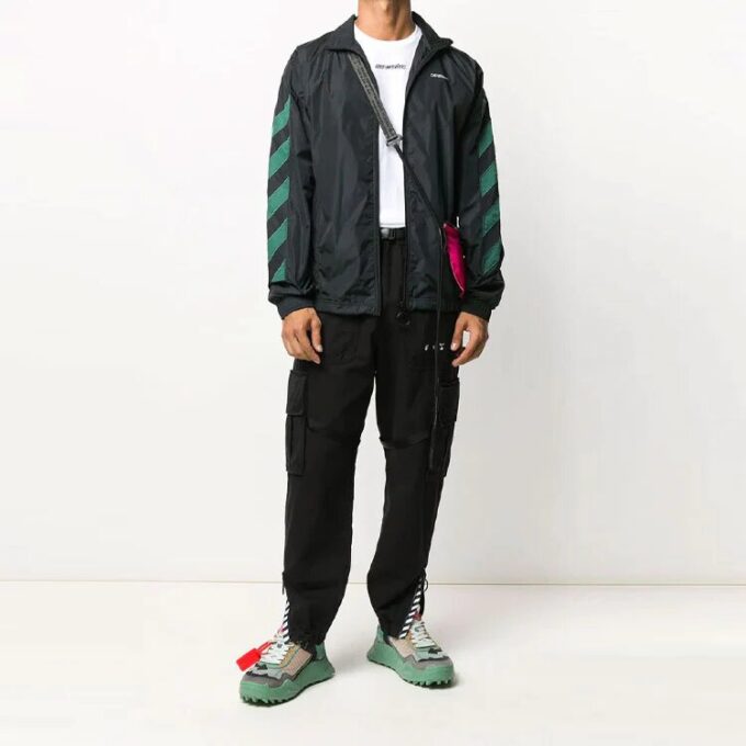 Pantalones casuales cargo con múltiples bolsillos y logotipo, negros