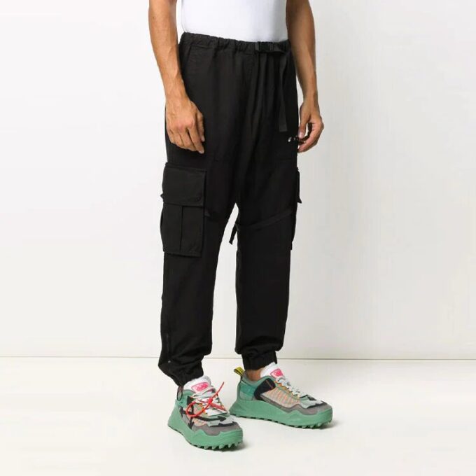 Pantalones casuales cargo con múltiples bolsillos y logotipo, negros