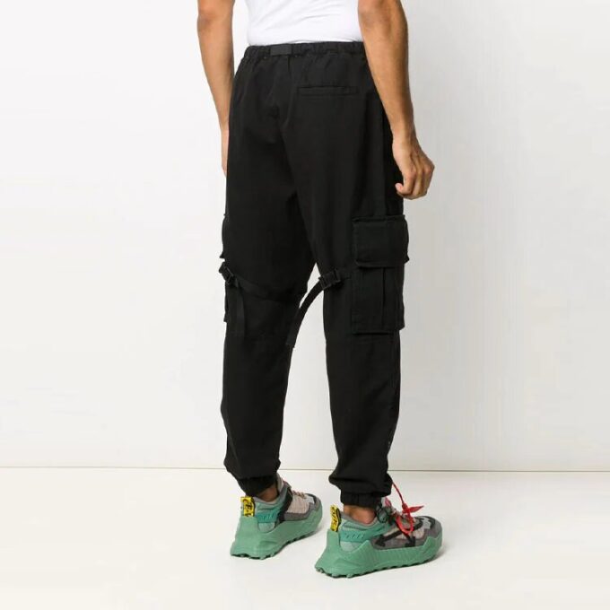 Pantalones casuales cargo con múltiples bolsillos y logotipo, negros