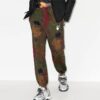 Pantalones deportivos ajustados con apliques de hojas FW20 para hombre, color caqui/verde