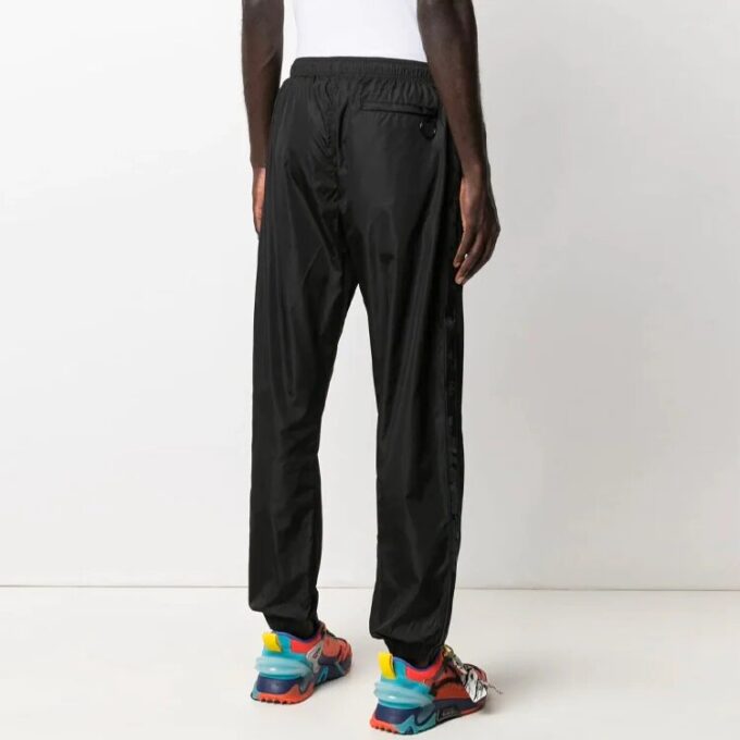 Pantalones deportivos con estampado de logotipo de la colección SS21, versión en negro