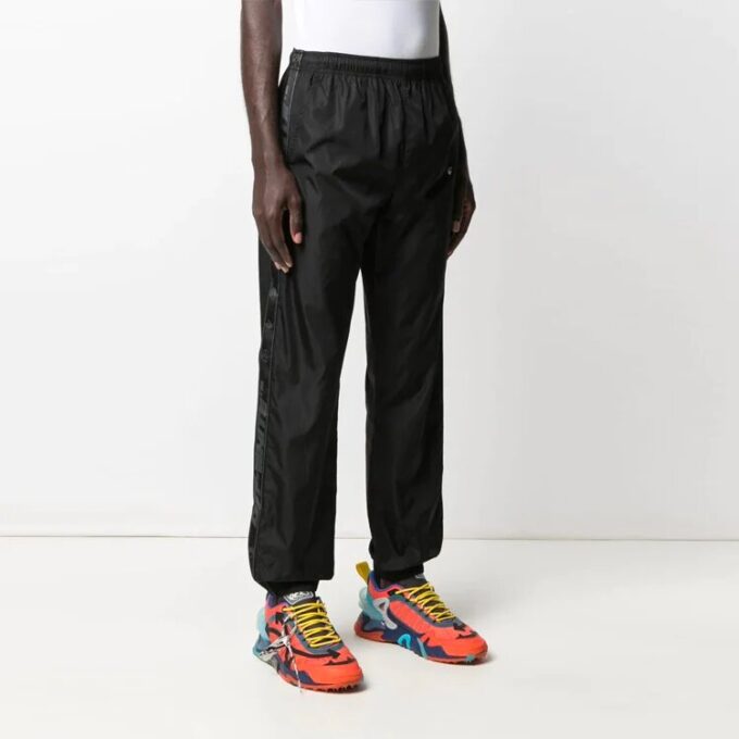 Pantalones deportivos con estampado de logotipo de la colección SS21, versión en negro