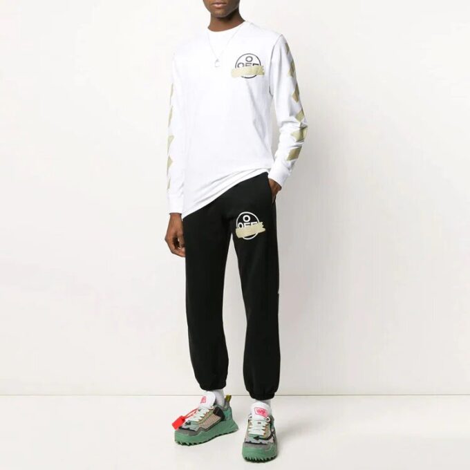 Pantalones deportivos negros con rayas y correa de goma en negro y dorado