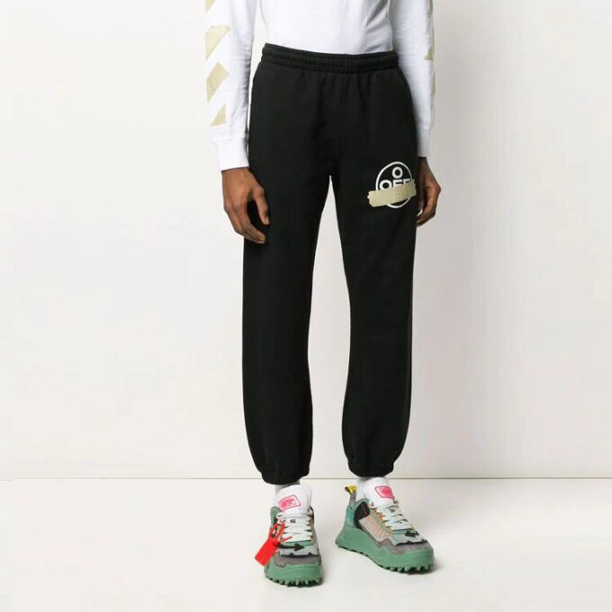 Pantalones deportivos negros con rayas y correa de goma en negro y dorado