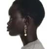 PENDIENTES CON LOGOTIPO, ESTRÁS Y PERLAS