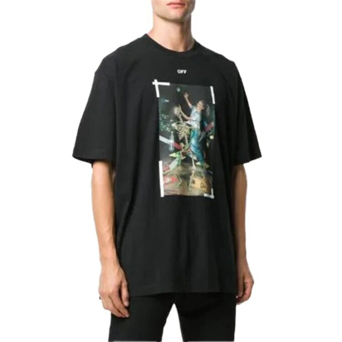 Pintura en el pecho, estampado, manga corta, negro