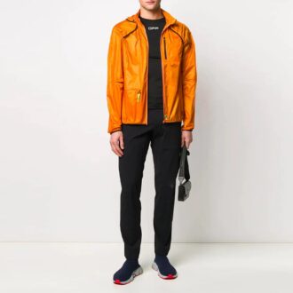 Polo deportivo de manga corta con logo, corte entallado, color negro, pantalones cortos de la colección primavera-verano 2021