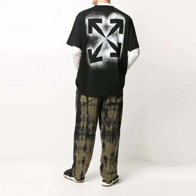 Salpicadura de tinta, flecha, cuello redondo, pantalones cortos, negro