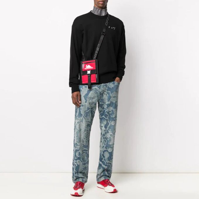 SS21 Logotipo con letras, corte holgado, cuello redondo y manga larga, versión en negro