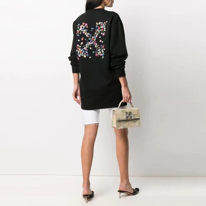 Sudadera con capucha Off-White de corte largo y holgado, con flores bordadas y flechas, en color negro