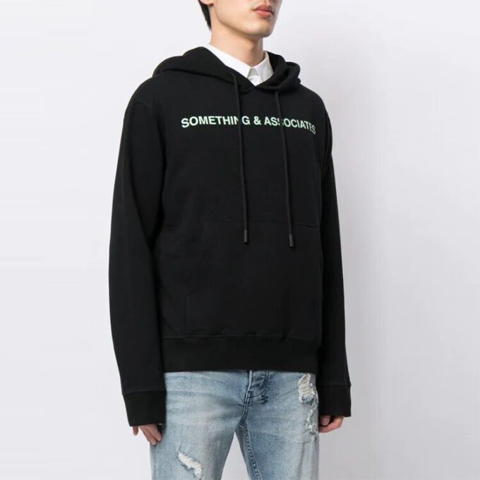 Sudadera con capucha SS21 x Something & Associates Crossover Alphabet con estampado, negra