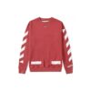 Sudadera con flechas diagonales en rojo.