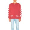 Sudadera con flechas diagonales en rojo.