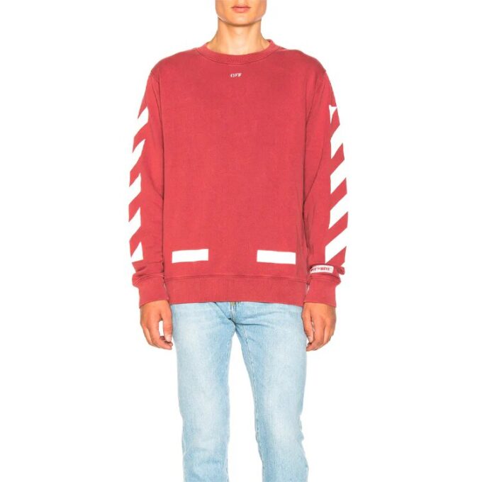 Sudadera con flechas diagonales en rojo.
